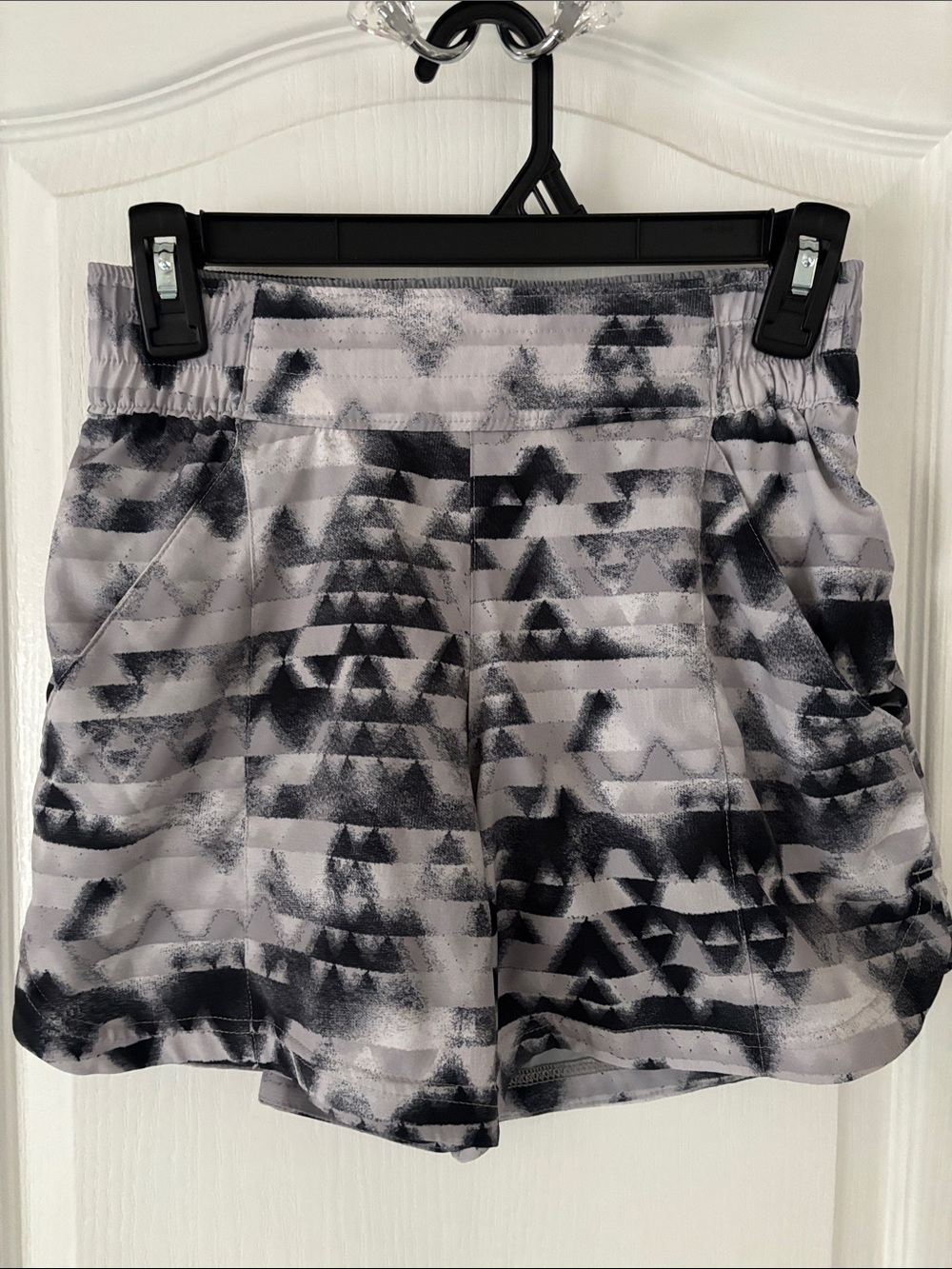 Women’s Columbia Gray & Black Patterned Athletic Shorts XS